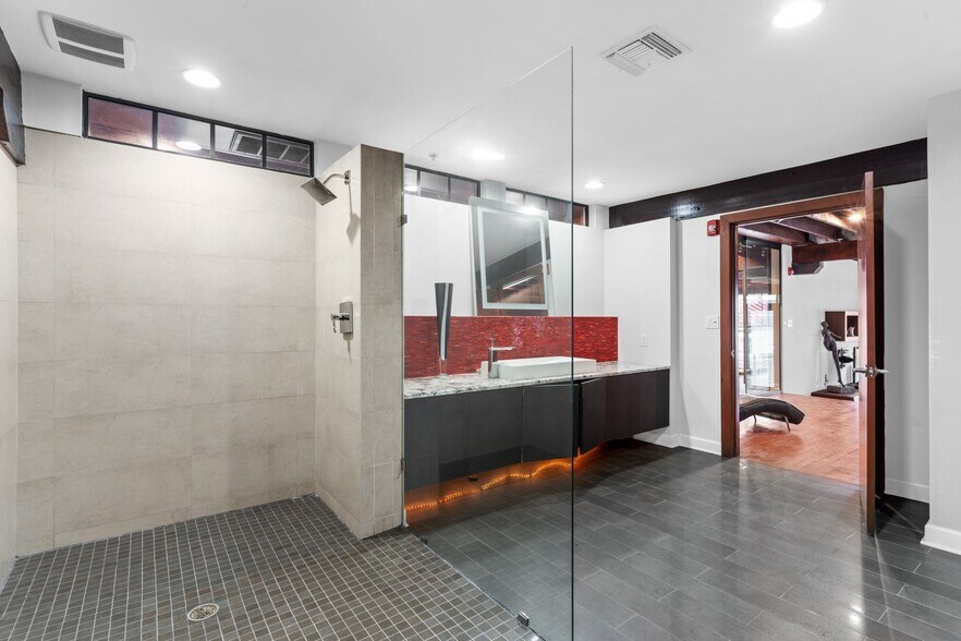 More Photos Of 1121 E Twiggs St, Tampa Loft Creative Space For Lease