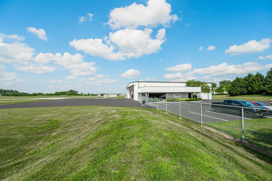 More Photos Of 300 Heath Rd, Heath Airplane Hangar For Sale