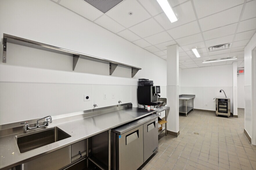 More Photos Of 159 Armour Dr NE, Atlanta Showroom For Lease