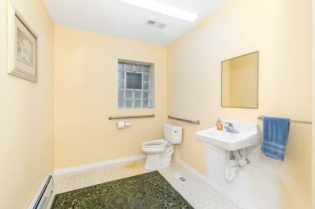 More Photos Of 22W421 ARMY TRAIL RD, Addison Flex For Sale