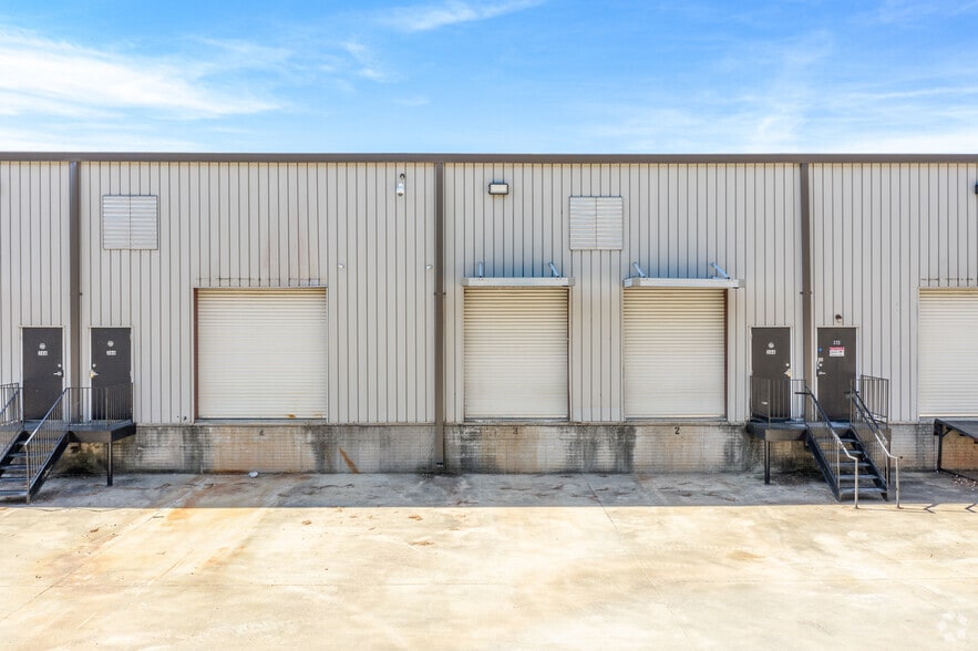More Photos Of 358-372 McDonough Pky, McDonough Showroom For Lease