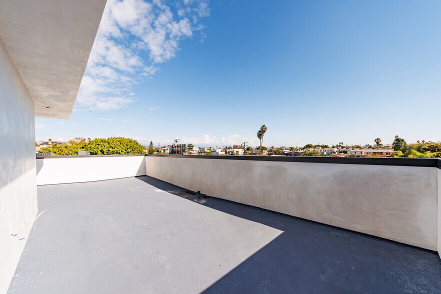 More Photos Of 5209 W 20th St, Los Angeles Multifamily For Sale