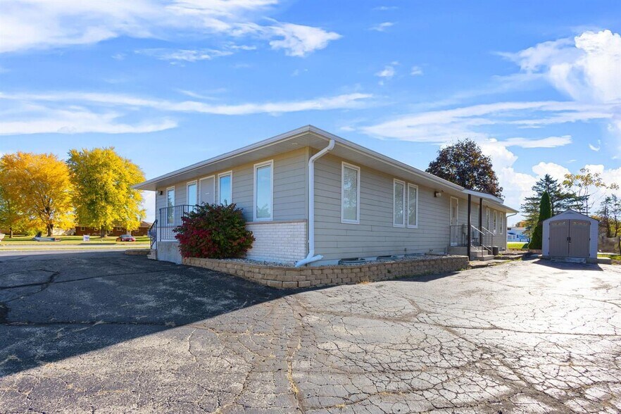 More Photos Of 2131 Calumet Dr, New Holstein Medical For Lease