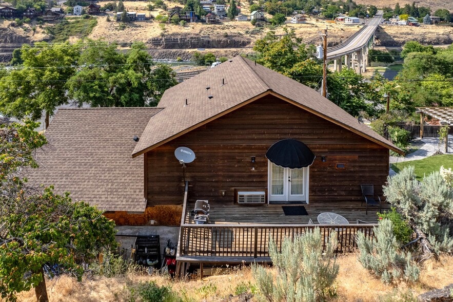 More Photos Of 210 Hartman Ave, Maupin Hotel For Sale