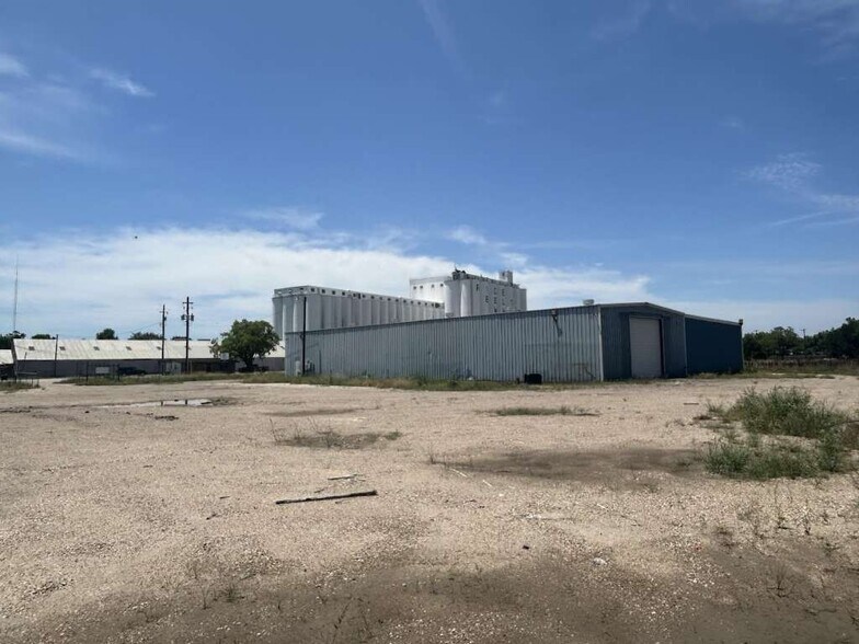 More Photos Of 304 E York St, Ganado Warehouse For Sale