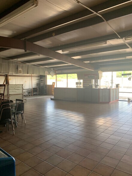 More Photos Of 16508 Hwy 65 S, Damascus Service Station For Sale