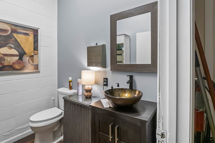 More Photos Of 2994 Hickory Blvd, Hudson Freestanding For Sale