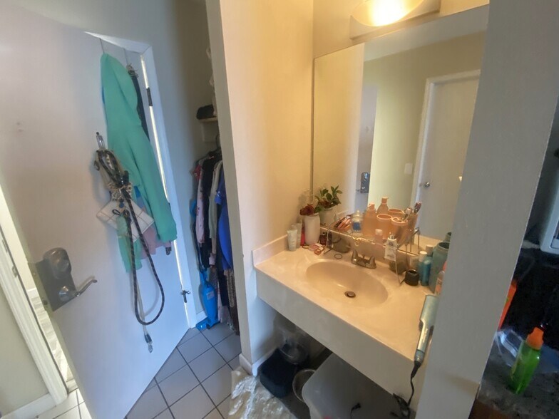 More Photos Of 1 Proactive Dr, New Florence Hotel For Sale