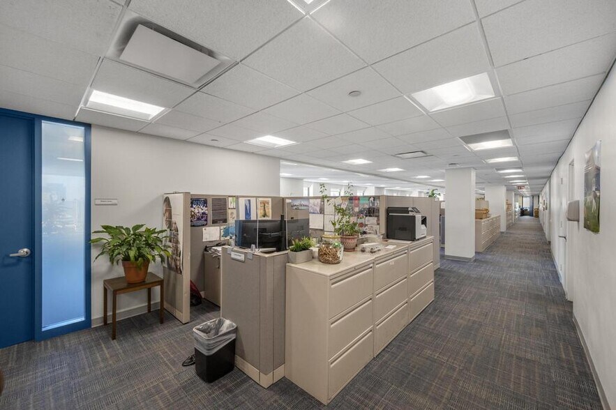 More Photos Of 633 Third Ave, New York Office For Sale