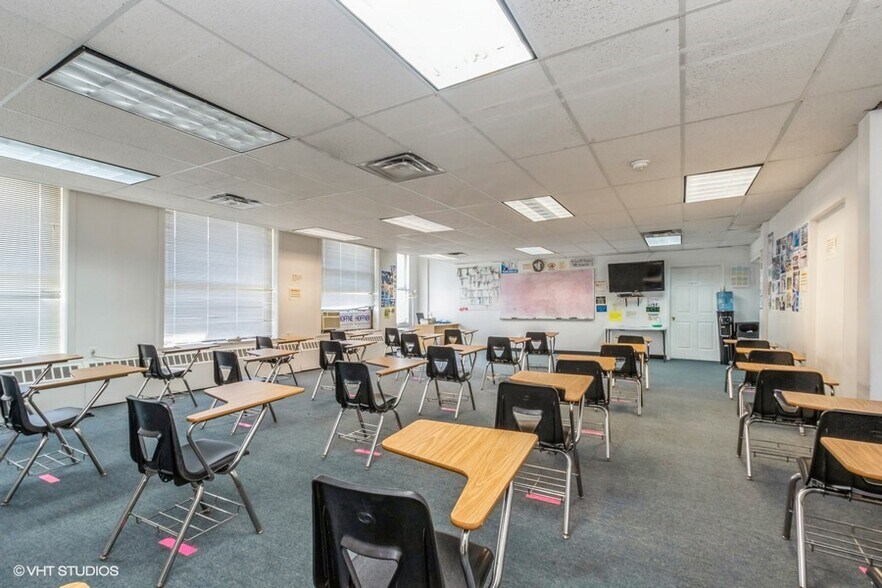 More Photos Of 4554 N Broadway, Chicago Office For Sale