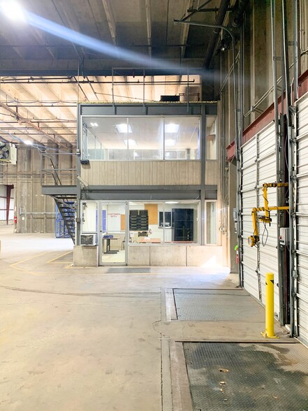 More Photos Of 215 SE Simpson St, Lawton Distribution For Lease