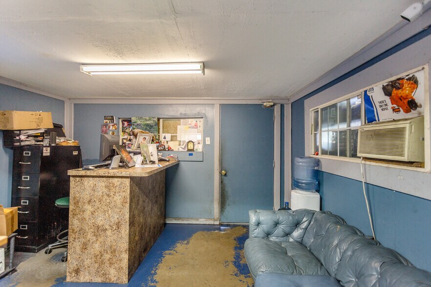 More Photos Of 8921 Daffodil Ave, Houston Auto Repair For Sale