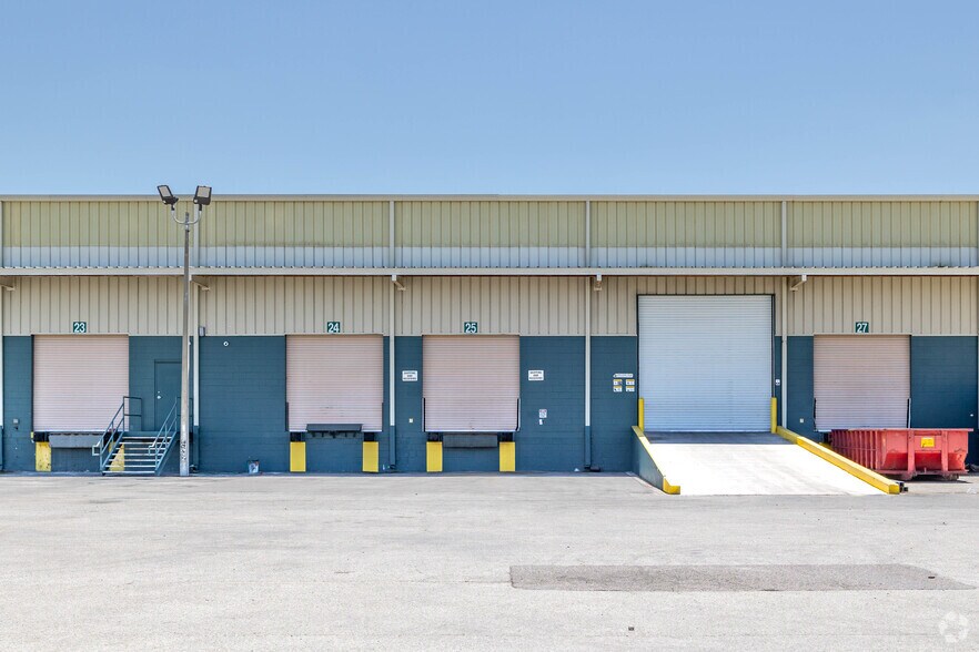 More Photos Of 3135 Drane Field Rd, Lakeland Warehouse For Lease