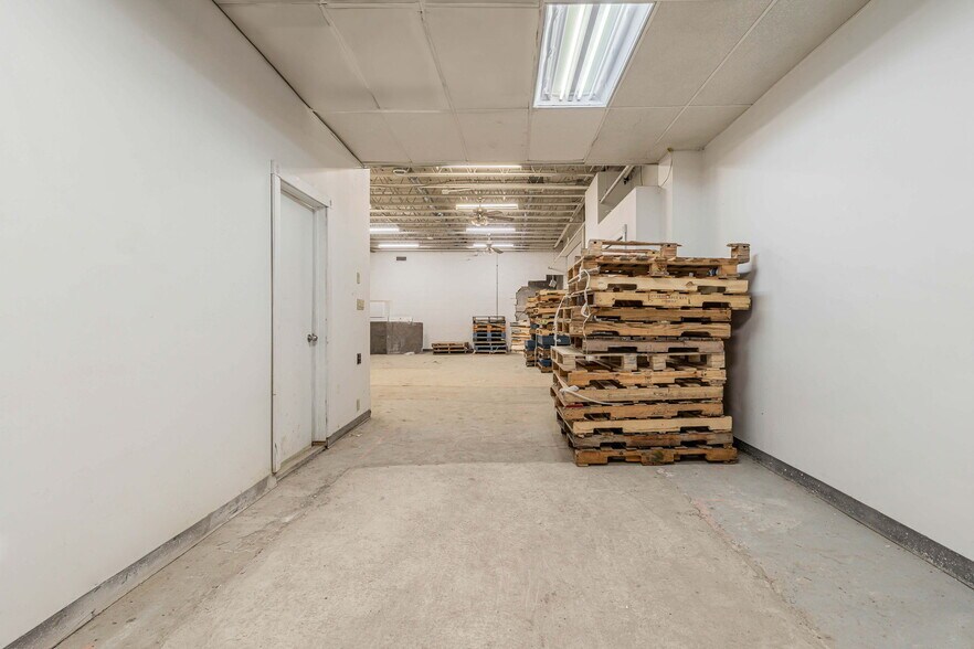 More Photos Of 8515 Av 9e, Montréal Light Manufacturing For Lease