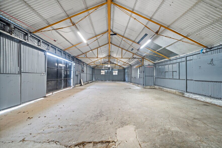 More Photos Of 120 N Bryan St, Houston Warehouse For Lease