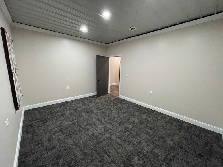 More Photos Of 1655 Plett Rd, Cadillac Office Residential For Lease