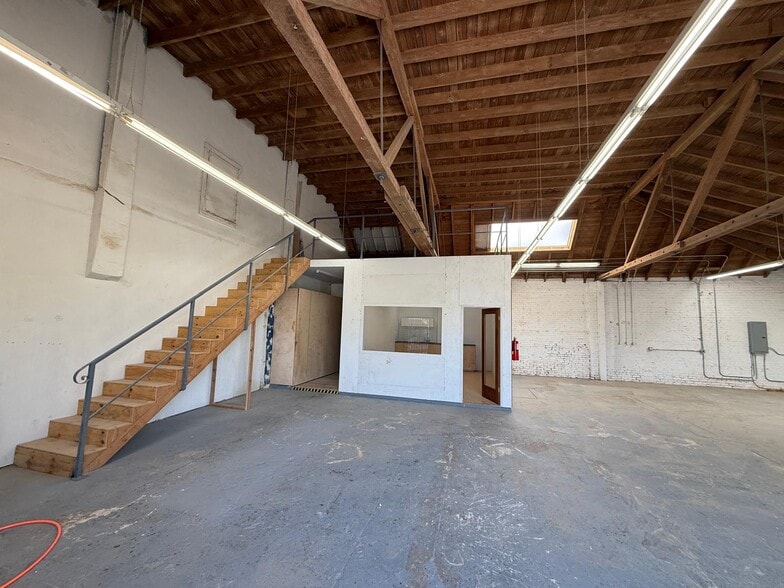 More Photos Of 1602 W 39th Pl, Los Angeles Warehouse For Lease