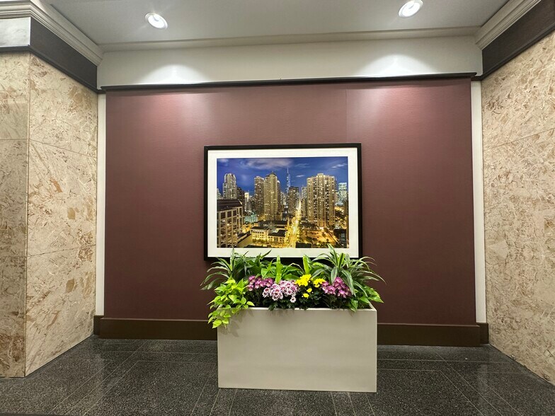 More Photos Of 111 N Wabash Ave, Chicago Office For Lease