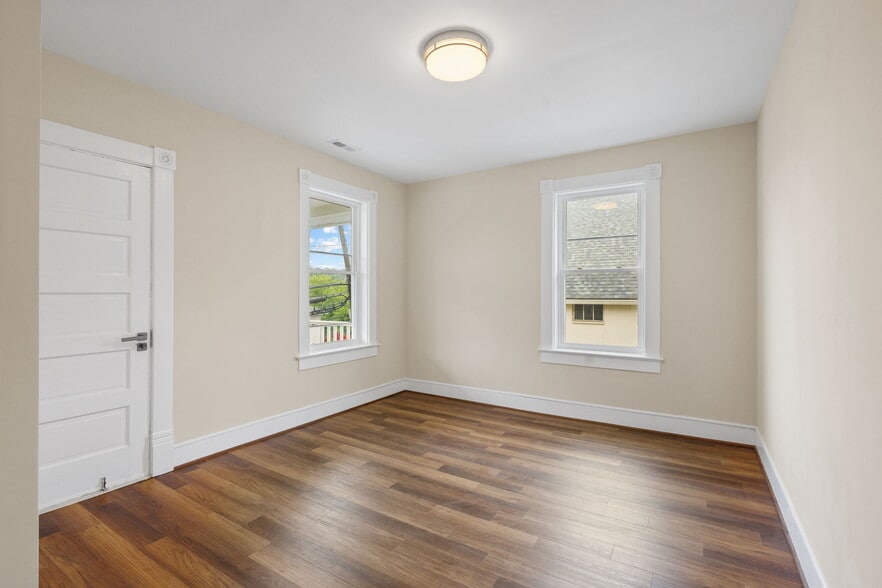 More Photos Of 8519 Chestnut Ave, Bowie Storefront For Sale