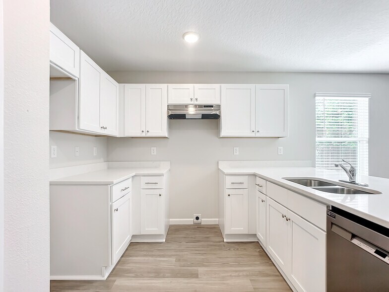 More Photos Of 6421 Breezy Oaks Way, Jacksonville Apartments For Sale