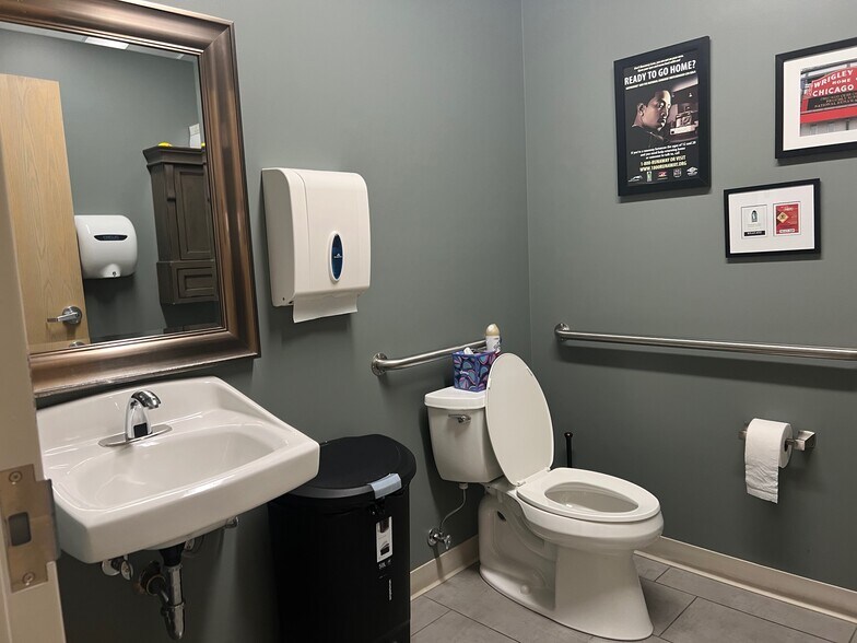 More Photos Of 3131-3143 N Lincoln Ave, Chicago Office For Lease