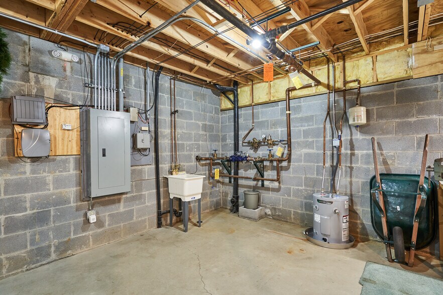 85 Ghent Rd, Akron, OH 44333 Freestanding For Sale