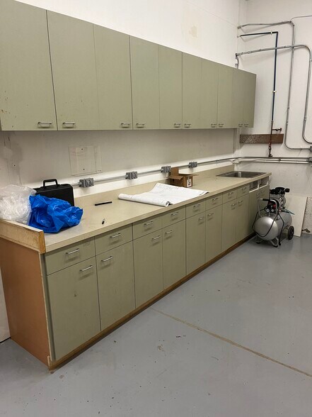 More Photos Of 1040 5th Ave, Lyons Manufacturing For Lease