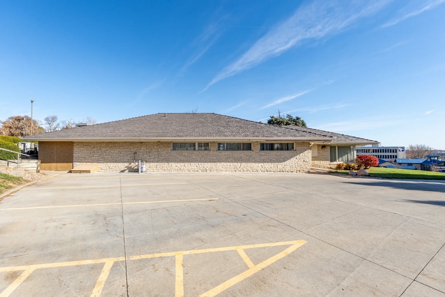 More Photos Of 8900 W Dodge Rd, Omaha Medical For Lease