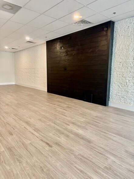 More Photos Of 1143 E Main St, Radford Flex For Lease