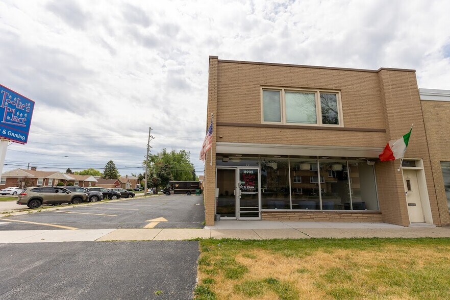 More Photos Of 8905 W Cermak Rd, Riverside Storefront Retail Office For Sale