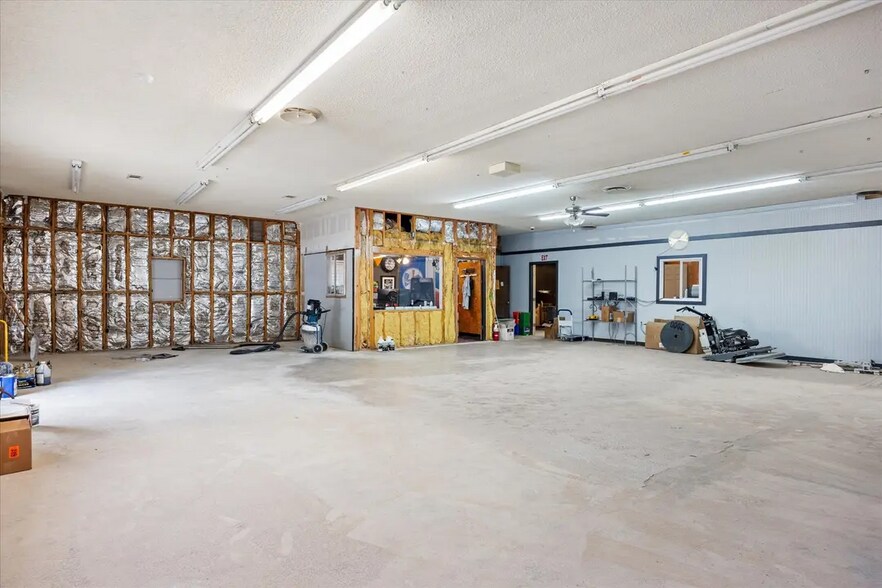 More Photos Of 1409 NE Barnard St, Glen Rose Storefront Retail Office For Sale