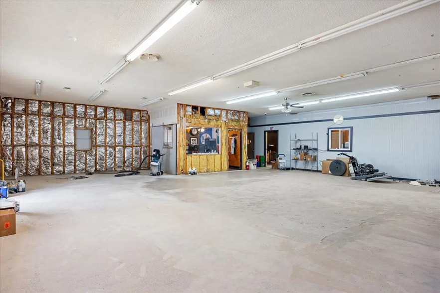 More Photos Of 1409 NE Barnard St, Glen Rose Storefront Retail Office For Sale