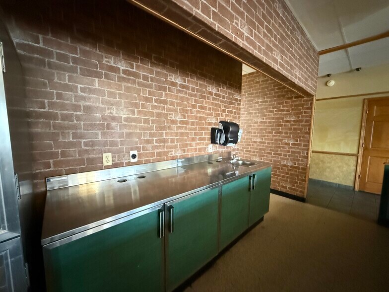 More Photos Of 304 S Obannon St, Raymond Fast Food For Lease