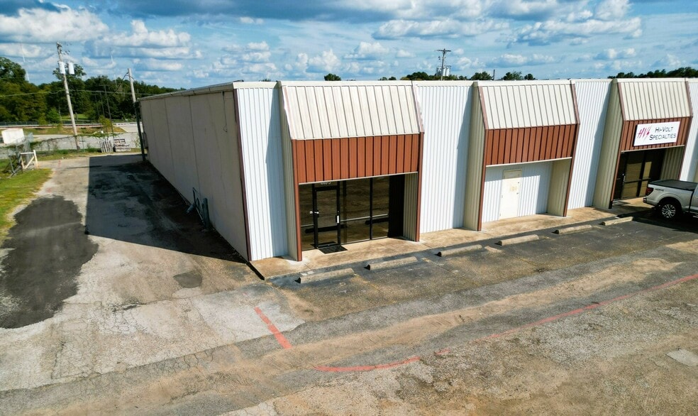 Primary Photo Of 440 N Eastman Rd, Longview Flex For Lease