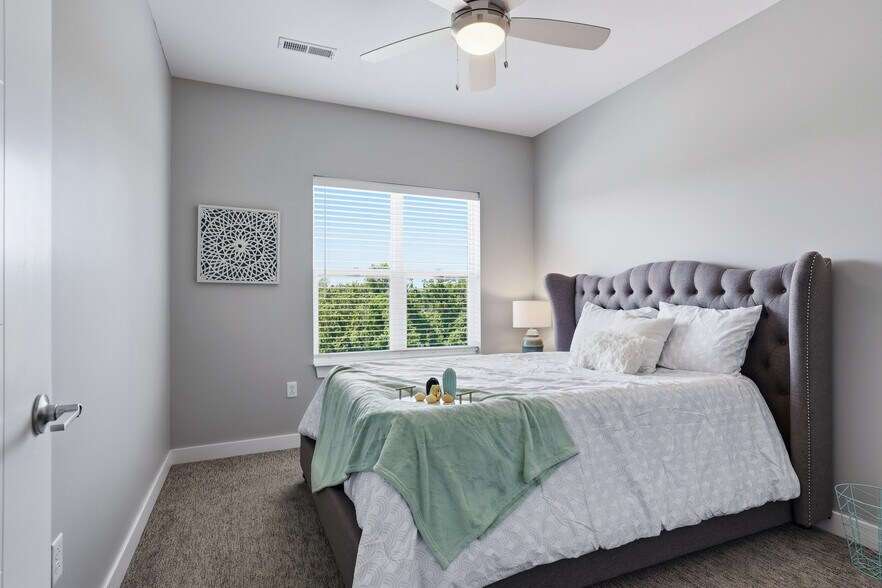 More Photos Of 1010 Enclave Blvd, Edwardsville Apartments For Sale