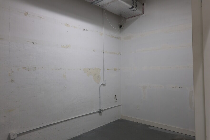 More Photos Of 1847 NW 21st St, Miami Warehouse For Lease