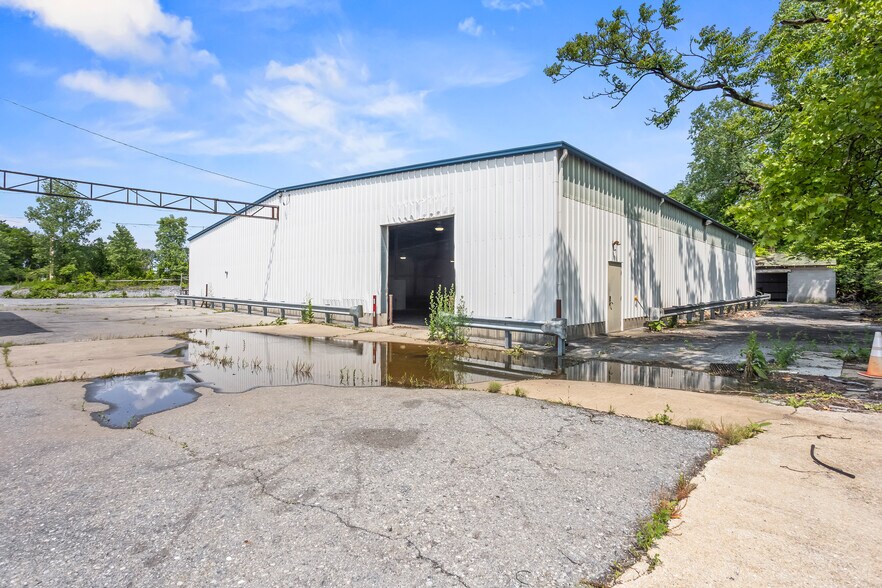 More Photos Of 1507 Willow St, Lebanon Warehouse For Sale