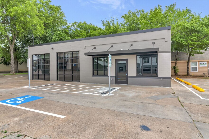 More Photos Of 135 S Main St, Keller General Retail For Sale