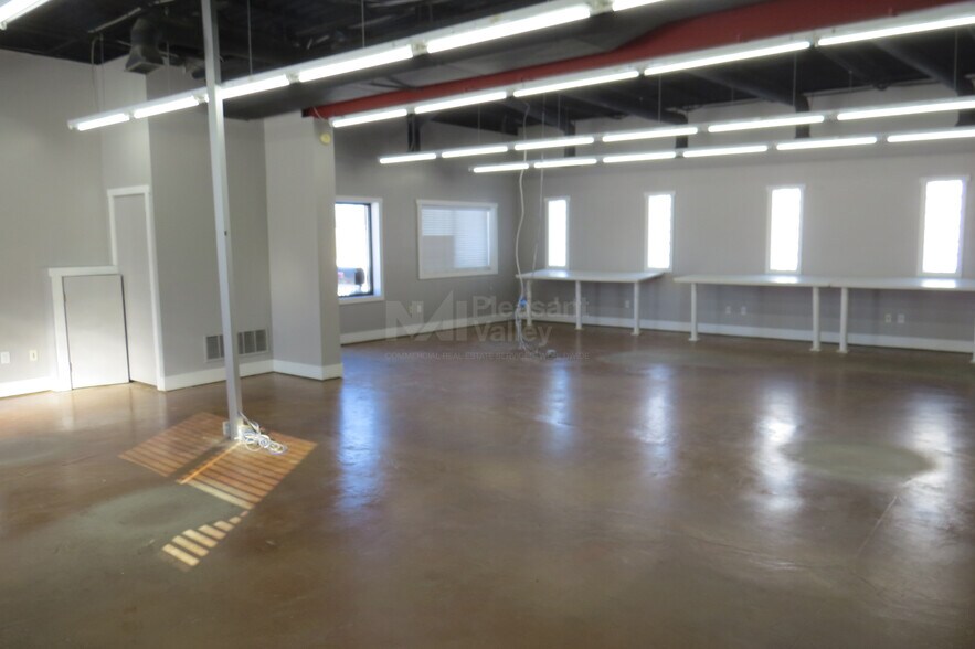 More Photos Of 675-685 High Grove Blvd, Akron Warehouse For Lease