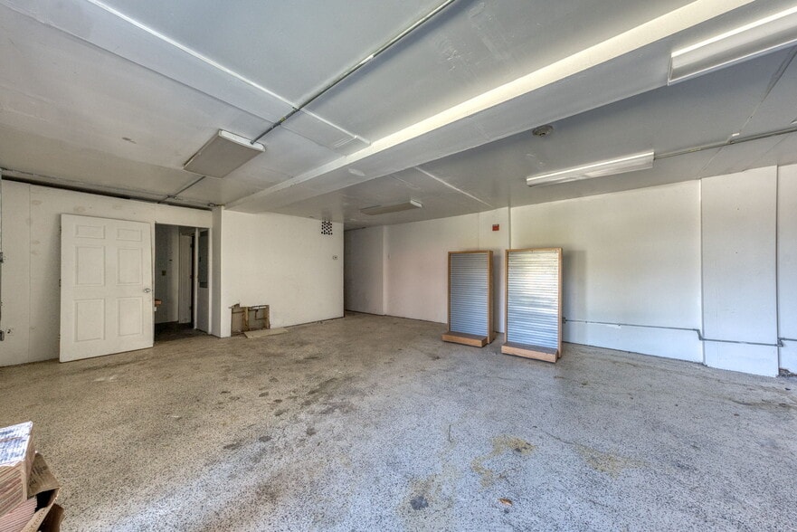 More Photos Of 2404 Main St, Hartford Storefront Retail Office For Sale