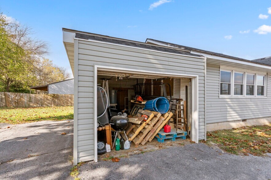 More Photos Of 1658 Saint Louis St, Springfield Office For Lease