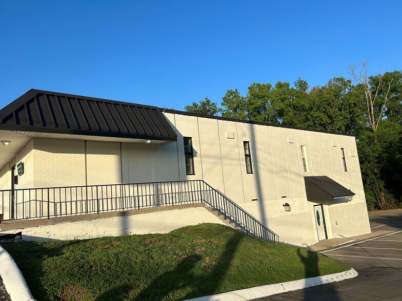 More Photos Of 1104 Merchant Dr, Knoxville Office For Sale