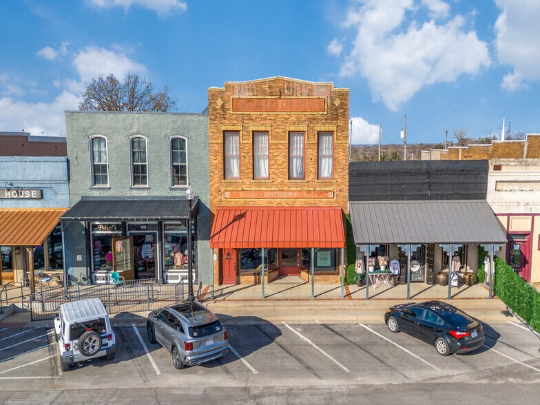 More Photos Of 106 W Main St, Pilot Point Storefront For Lease