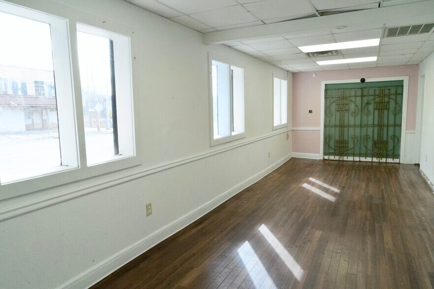 More Photos Of 711-719 E Broad St, Savannah Restaurant For Lease