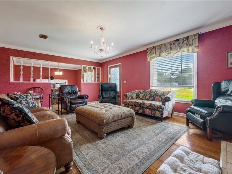 More Photos Of 9021 S US Highway 69, Huntington Flex For Sale