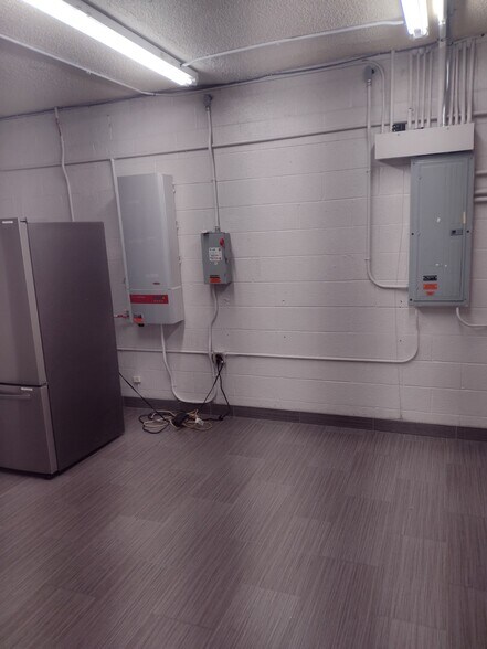 More Photos Of 4165 W Clarendon Ave, Phoenix Manufacturing For Lease
