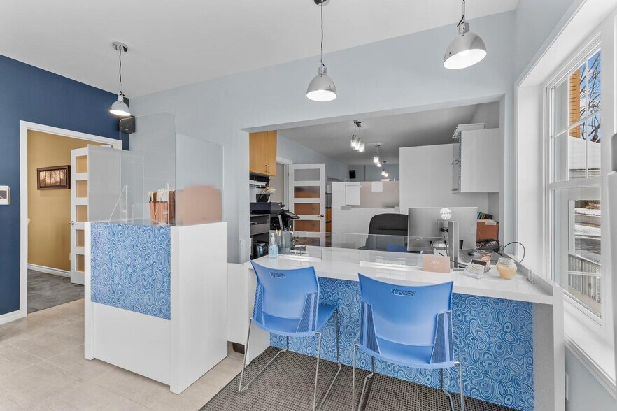 More Photos Of 122 Rue Jean-Talon, Saint-jean-sur-richelieu Storefront Retail Office For Sale