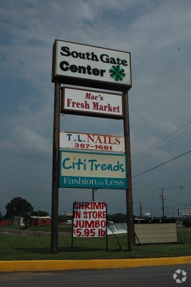 More Photos Of 1419-1425 Winnsboro Rd, Monroe Storefront For Lease