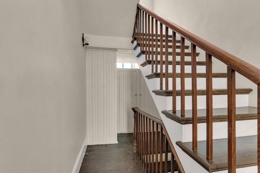 More Photos Of 389 King St E, Gananoque Office For Sale