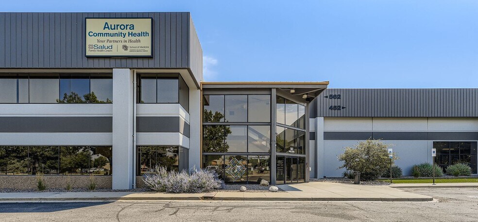 More Photos Of 452-562 Sable Blvd, Aurora Showroom For Lease